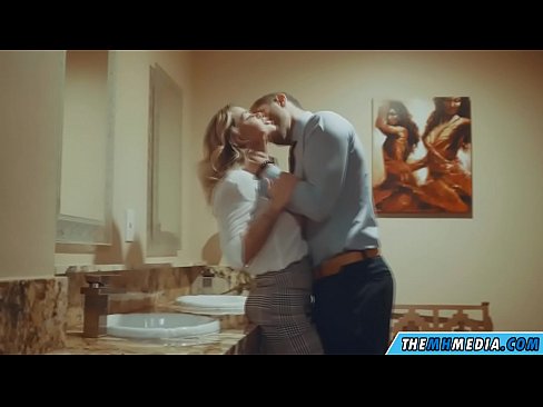 ❤️ عندما تغريك شقراء مفلس في مرحاض عام فينا